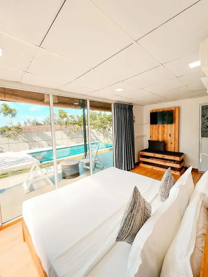 Bed & Breakfast Container Villa Collection Kadawatha